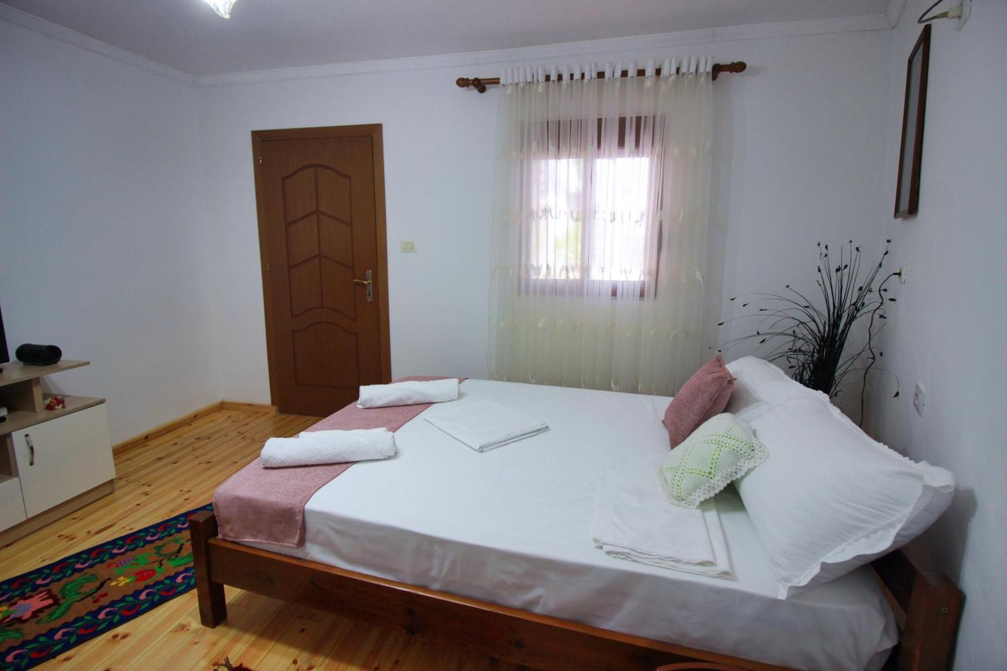 Gjirokastër Guest House Denis מראה חיצוני תמונה