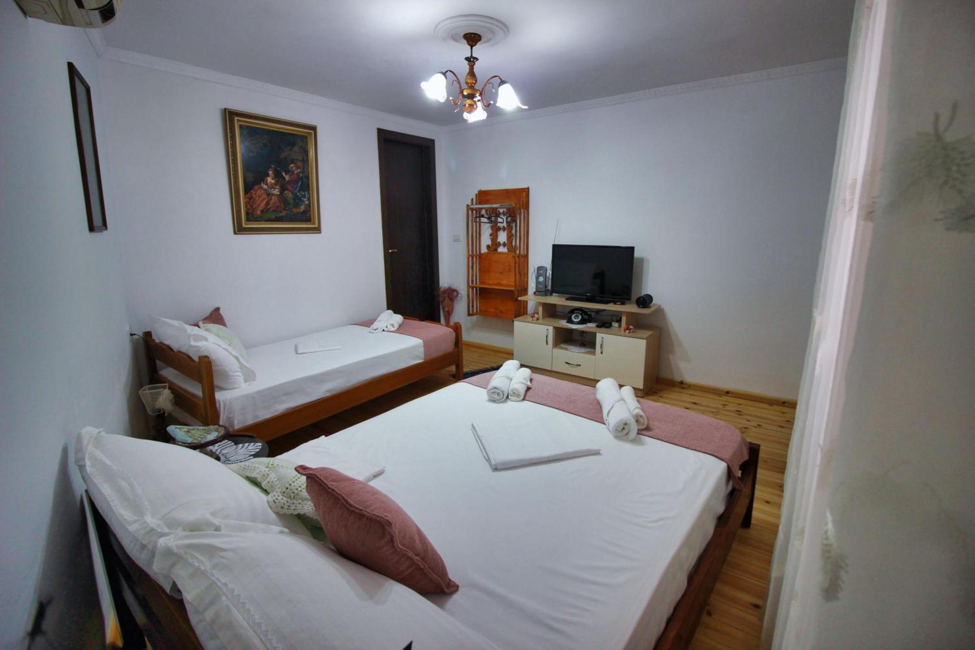 Gjirokastër Guest House Denis מראה חיצוני תמונה