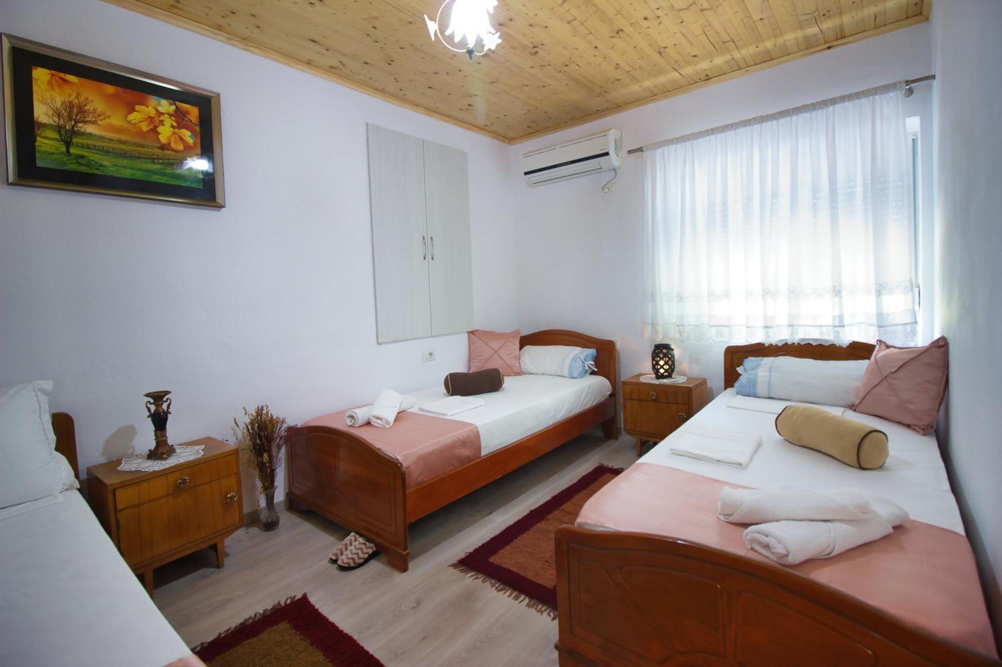 Gjirokastër Guest House Denis מראה חיצוני תמונה