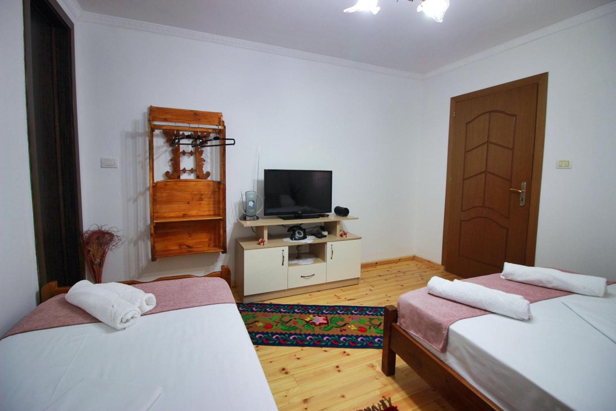 Gjirokastër Guest House Denis מראה חיצוני תמונה