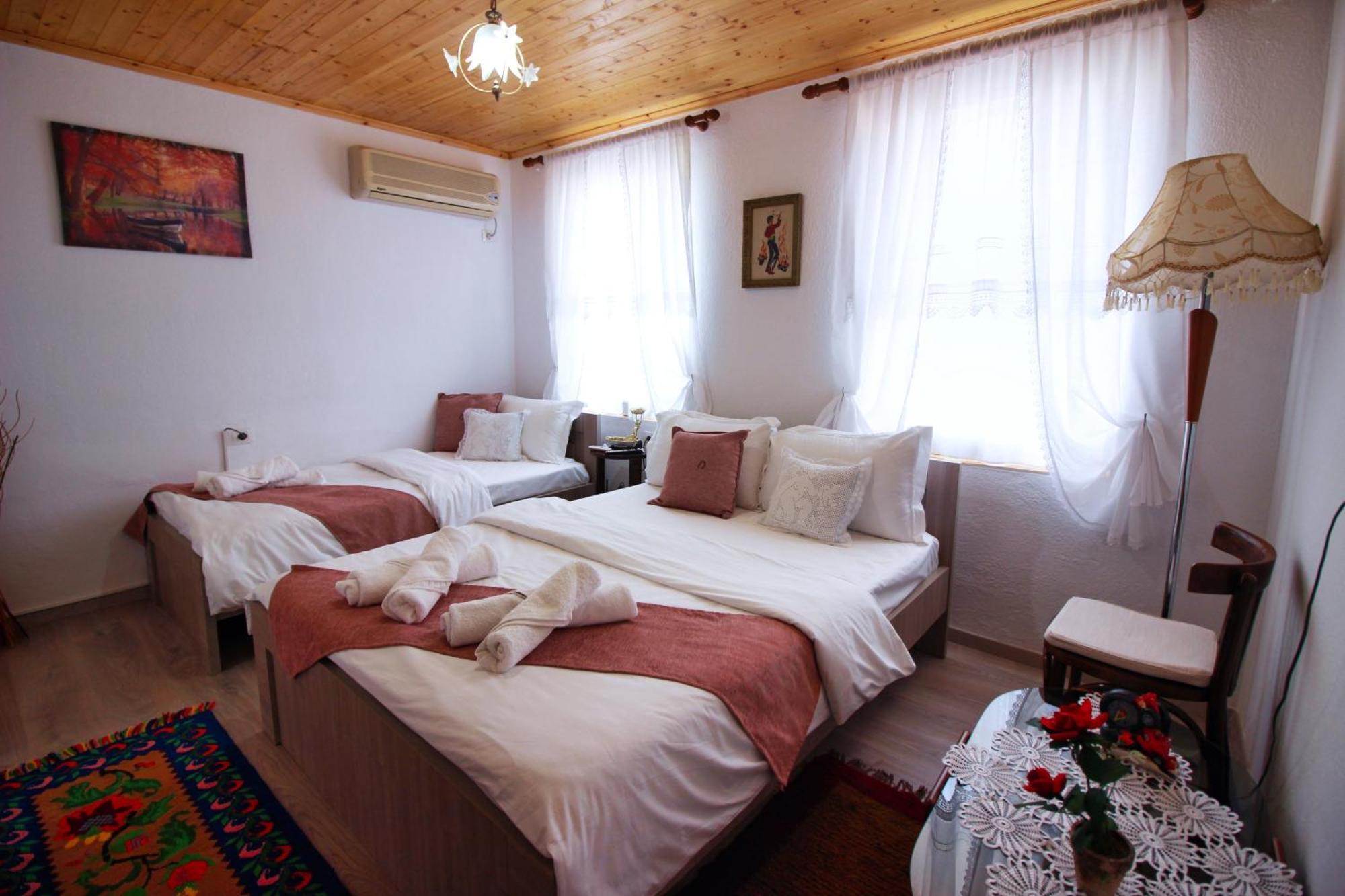 Gjirokastër Guest House Denis מראה חיצוני תמונה