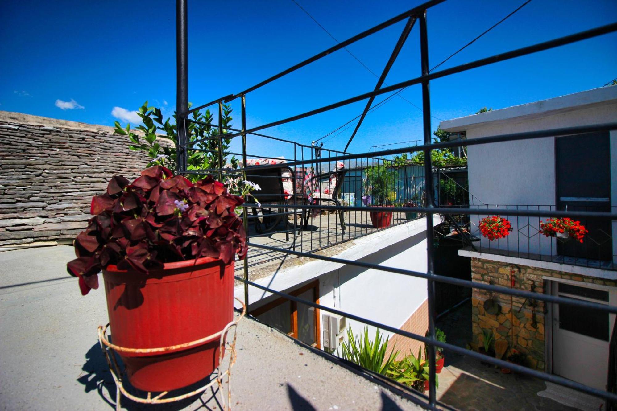 Gjirokastër Guest House Denis מראה חיצוני תמונה