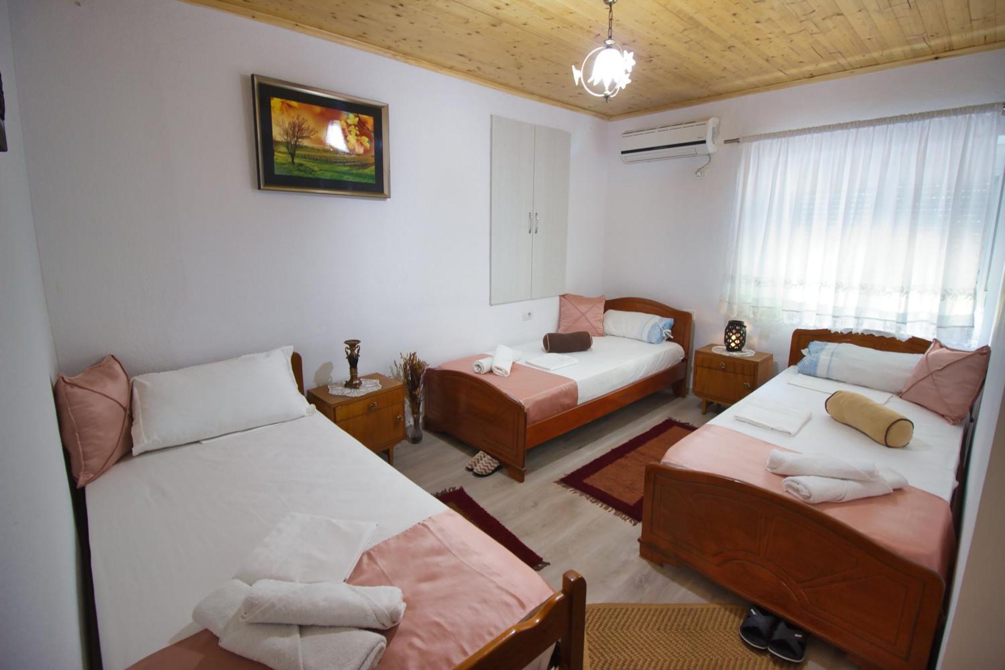 Gjirokastër Guest House Denis מראה חיצוני תמונה