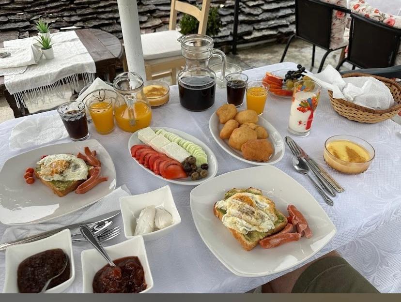 Gjirokastër Guest House Denis מראה חיצוני תמונה